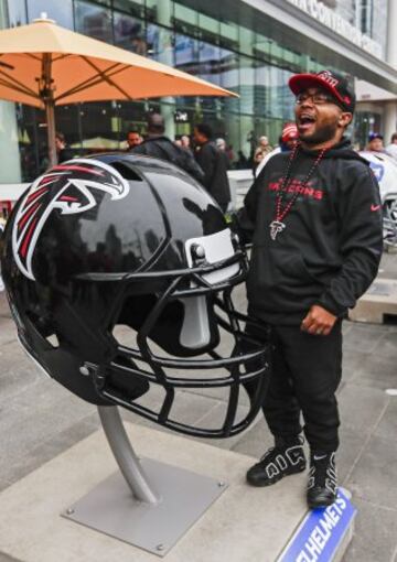 Un aficionado contempla feliz el casco de los Falcons delante del George R. Brown Convention Center de Houston.