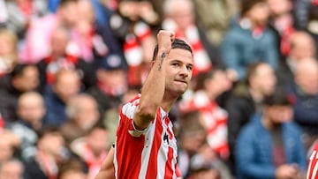 BILBAO, 08/02/2026.- El delantero del Athletic Club de Bilbao Gorka Guruzeta (c) celebra marcar el primer gol del equipo bilbaíno, durante el partido de Liga en Primera División ante el Levante que disputan este domingo en el estadio de San Mamés, en Bilbao. EFE/Javier Zorrilla
