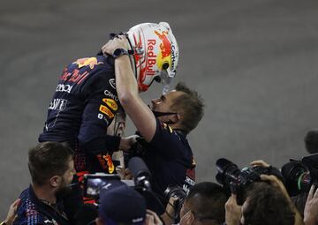 Celebración de Max Verstappen tras proclamarse campeón del mundo de la Fórmula 1 en el circuito de Yas Marina. 