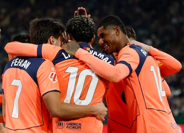 Los jugadores del Barcelona celebran el 1-5 de Lamine Yamal al Betis. 