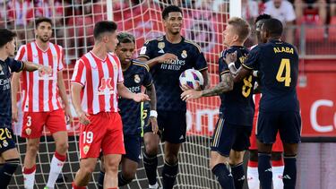 ALMERÍA 19/08/2023. El centrocampista inglés del Real Madrid Jude Bellingham (c) celebra su gol durante el partido celebrado esta tarde en Power Horse Stadium de Almería durante la jornada 2 de LaLiga, contra el Almería. EFE/Carlos Barba