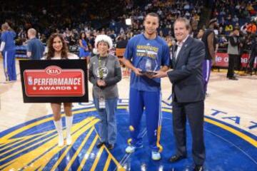 Stephen Curry recoge su KIA Performance Award antes de un encuentro ante los Sacramento Kings.