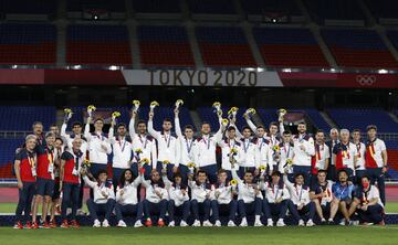 La Selecci¨®n Ol¨ªmpica gan¨® la medalla de plata en los JJ OO de Tokyo 2020 el 8 de agosto despu¨¦s de desempe?ar un excelente papel durante todo el campeonato. La Roja cay¨® en la pr¨®rroga de la final ante Brasil, que se impuso con un gol de Malcom. En el equipo espa?ol hab¨ªa seis jugadores de la Selecci¨®n Absoluta que ven¨ªan de disputar la Eurocopa y que terminaron el torneo exhaustos pero con la satisfacci¨®n de llevarse una medalla ol¨ªmpica a la que probablemente nunca m¨¢s vuelvan a optar en sus carreras.