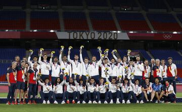 La Selección Olímpica ganó la medalla de plata en los JJ OO de Tokyo 2020 el 8 de agosto después de desempeñar un excelente papel durante todo el campeonato. La Roja cayó en la prórroga de la final ante Brasil, que se impuso con un gol de Malcom. En el equipo español había seis jugadores de la Selección Absoluta que venían de disputar la Eurocopa y que terminaron el torneo exhaustos pero con la satisfacción de llevarse una medalla olímpica a la que probablemente nunca más vuelvan a optar en sus carreras. 


