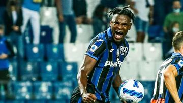 Duván Zapata en un partido de Atalanta