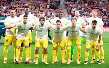 Oncer inicial del Cádiz. De pie: Negredo, Mbaye, Diarra, Meré, Ledesma y Álex Hernández. Agachados: Rubén Alcaraz, Bongonda, Iza, Alejo y Arzamendia.