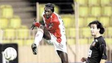 <b>DELANTERO ESPIGADO. </b>Adebayor mide 1,90 y es internacional por Togo. Tiene fama de buen goleador.