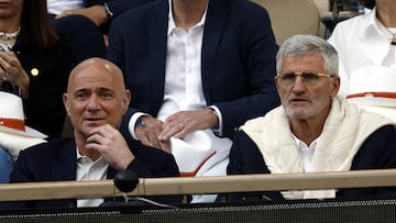 Andre Agassi, con Gilles Moreton, en el Sinner-Djokovic de Roland Garros.