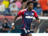 Brayan Ceballos en un partido de New England.