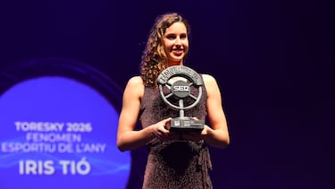 Iris Tió recoge el galardón a Fenómeno Deportivo del Año durante La Nit de la Ràdio, en reconocimiento a su destacada trayectoria en la natación artística.