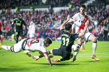 Jugada del penalti de Fran García a Marco Asensio. El árbitro Martínez Munuera, tras revisar la acción en el VAR, señala los once metros.