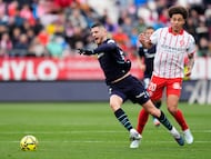 GIRONA, 14/03/2026.- El centrocampista del Athletic Oihan Sancet (i) en acción durante el partido de liga entre el Girona y el Athletic celebrado este sábado en el estadio Montilivi en Girona. EFE/ Siu Wu