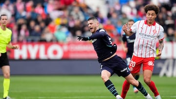 GIRONA, 14/03/2026.- El centrocampista del Athletic Oihan Sancet (i) en acción durante el partido de liga entre el Girona y el Athletic celebrado este sábado en el estadio Montilivi en Girona. EFE/ Siu Wu