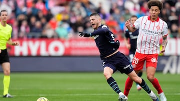 GIRONA, 14/03/2026.- El centrocampista del Athletic Oihan Sancet (i) en acción durante el partido de liga entre el Girona y el Athletic celebrado este sábado en el estadio Montilivi en Girona. EFE/ Siu Wu
