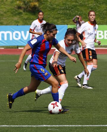 La jugadora del Barcelona Mariona pelea un balón con Gaitán, del Valencia, en partido de semifinales de la Copa de la Reina de fútbol que se disputa en la Ciudad del Fútbol de Las Rozas