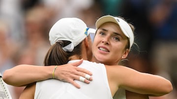 Elina Svitolina abraza a Iga Swiatek después de ganarla en Wimbledon.