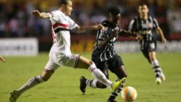 Bruno (i) disputa el bal&oacute;n con Mendoza de Corinthians.