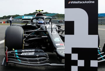 La pole fue para el piloto finés Valtteri Bottas de Mercedes con 63 milésimas de margen sobre Hamilton.

