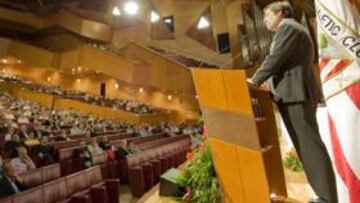 <b>ANTE EL AFORO DE EUSKALDUNA. </b>Macua se dirige a los compromisarios al comienzo de la Asamblea.