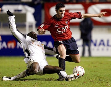 Defendi¨® la camiseta del Osasuna durante dos temporadas entre 2002 y 2004. Jug¨® como rojiblanco durante ocho temporadas desde 2004 hasta 2012.