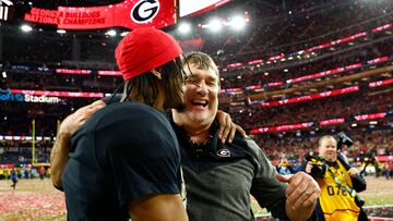 INGLEWOOD, CALIFORNIA - JANUARY 09: Head coach Kirby Smart of the Georgia Bulldogs celebrates with Kenny McIntosh #6 after defeating the TCU Horned Frogs in the College Football Playoff National Championship game at SoFi Stadium on January 09, 2023 in Inglewood, California. Georgia defeated TCU 65-7.   Ronald Martinez/Getty Images/AFP (Photo by RONALD MARTINEZ / GETTY IMAGES NORTH AMERICA / Getty Images via AFP)