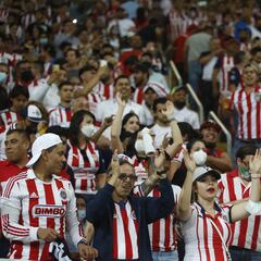 Aficionados son expulsados del Chivas ante Pumas por violencia