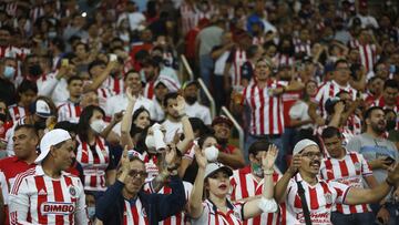 Aficionados son expulsados del Chivas ante Pumas por violencia