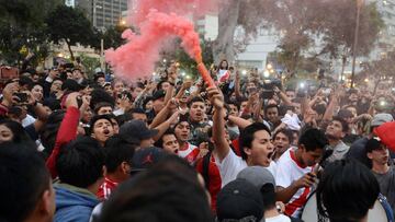 Peruvian soccer fans in Lima celebrate their 2-1 victory in the 2018 World Cup football qualifier match against Ecuador played in Quito, on September 5, 2017. / AFP PHOTO / CRIS BOURONCLE