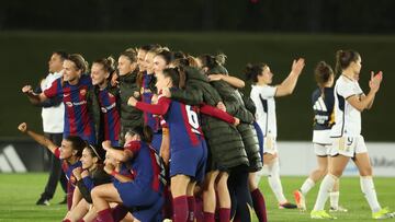 MADRID, 24/03/2024.- Las jugadoras del Barça celebran su triunfo por 0-3 ante el Real Madrid en el encuentro de la jornada 21 de Liga F, este domingo en el estadio Alfredo Di Stéfano en Madrid. EFE/Kiko Huesca
