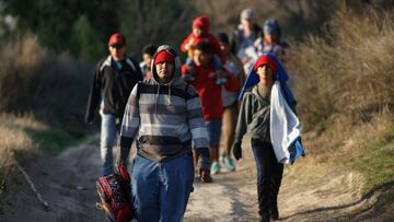 Grupo de personas que decidieron migrar desde Centroam&eacute;rica caminan por la riviera del R&iacute;o Bravo, que divide M&eacute;xico de Estados Unidos.