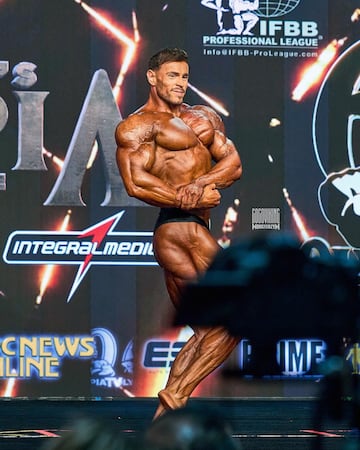 El joven culturista español nacido en Yecla, ciudad española perteneciente a la Región de Murcia, ha hecho historia en el mundo del culturismo tras acabar en el sexto puesto de la categoría Classic Physique en el Mr. Olympia 2024. Todo ello en su año de debut por lo que cobra aún más mérito.