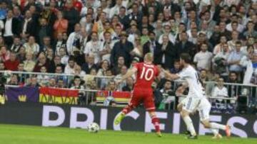 Imagen del partido Real Madrid-Bayern, con las banderas de la discordia al fondo.