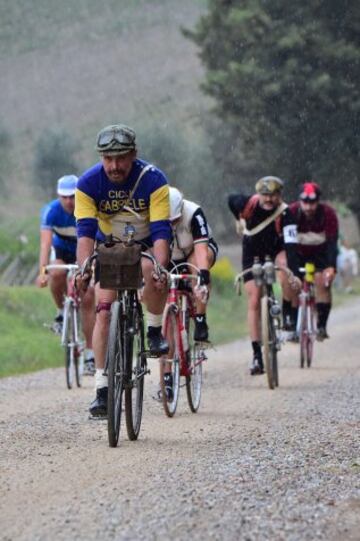 La carrera se creó en 1997 para salvaguardar la Strade Bianche de la Toscana. Empieza y termina en Gaiole, pueblo de la provincia de Siena.