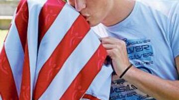 <b>UN SUEÑO. </b>Óscar de Marcos besa la camiseta rojiblanca que vestirá los próximos cuatro años.