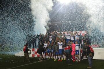 Los jugadores de Universidad Catolica celebran el titulo de la Super Copa tras la victoria contra Universidad de Chile en el estadio Ester Roa de Concepcion, Chile.