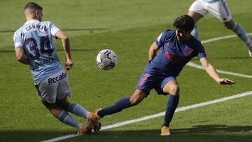 Sergio Carreira disputa un balón con Manu Sánchez durante el enfrentamiento ante el Atlético en Balaídos.