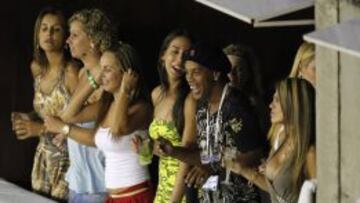 Ronaldinho disfruta en una fiesta rodeado de mujeres.