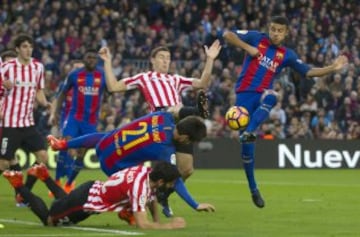 Rafinha con el balón.