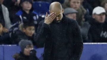 Pep Guardiola cabizbajo. 