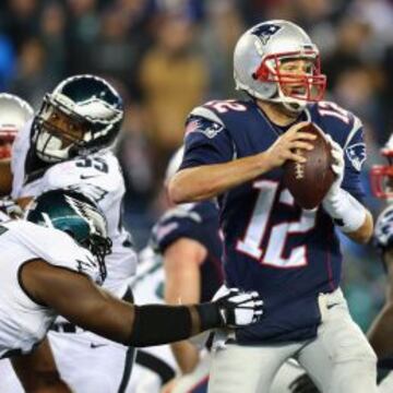 Tom Brady no lo ve claro en el partido contra los Eagles.