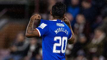 Alfredo Morelos celebrando un gol con Rangers en la Liga de Escocia.