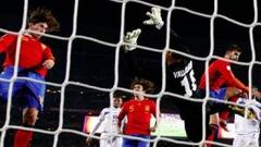 España vence sin convencer