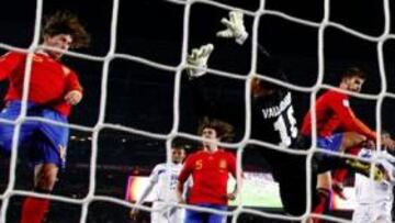 España vence sin convencer