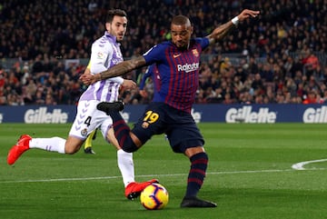 Soccer Football - La Liga Santander - FC Barcelona v Real Valladolid - Camp Nou, Barcelona, Spain - February 16, 2019   Barcelona's Kevin-Prince Boateng in action with Real Valladolid's Kiko    REUTERS/Albert Gea