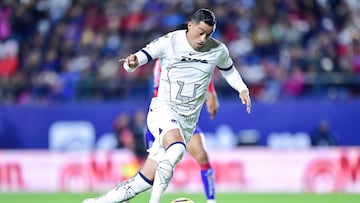 Rogelio Funes Mori en un partido con los Pumas.