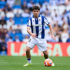 Jon Aramburu, un ‘fijo’ en el once, txuri-urdin de corazón, y focalizado 100% en la Real Sociedad