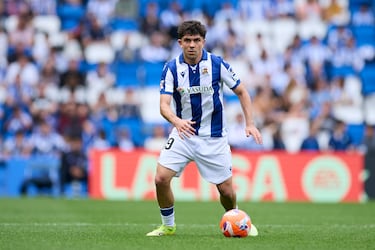 A sus 22 años Jon Mikel Aramburu es uno de los laterales más prometedores del fútbol español. En 2022 llegaría a España de la mano del Real Irún. Tras una gran temporada la Real Sociedad se hizo con sus servicios para defender a su filial. Sin embargo, su gran rendimiento le llevaría a debutar con el primer equipo en la temporada 23/24. En el último curso ganaría mucho protagonismo en el equipo de Imanol, gracias a su gran progresión y aprovechando la oportunidad que se generó tras la grave lesión de Hamari Traoré. El internacional venezolano es ya el jugador vinotinto más costoso, con un valor de mercado de 15 millones de euros que a priori seguirá aumentando en los próximos cursos.