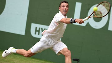 Roberto Bautista trata de devolver un golpe de Andrey Rublev en Halle.