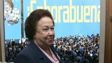 La abuela del bicampeón del mundo de Fórmula 1 Fernando Alonso, María Luisa Martínez López, falleció en Oviedo a los 78 años a causa de una larga enfermedad. En la fotografía, su abuela durante la celebración en Oviedo del segundo título mundial del piloto asturiano.