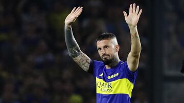 Boca Juniors' forward Dario Benedetto (L) waves before an Argentine Professional Football League match against Colon at La Bombonera stadium in Buenos Aires, on February 13, 2022. (Photo by ALEJANDRO PAGNI / AFP)